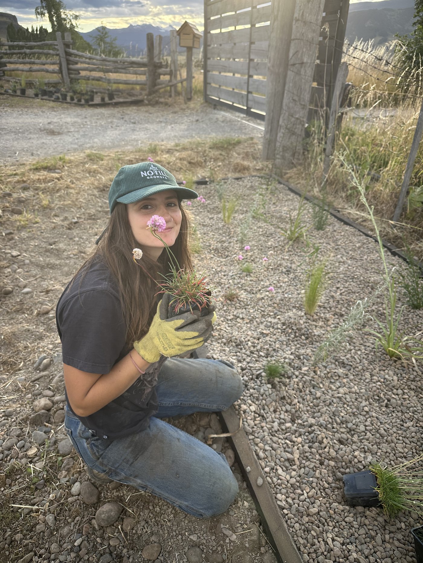 Valentina Cristi trabajando en jardín